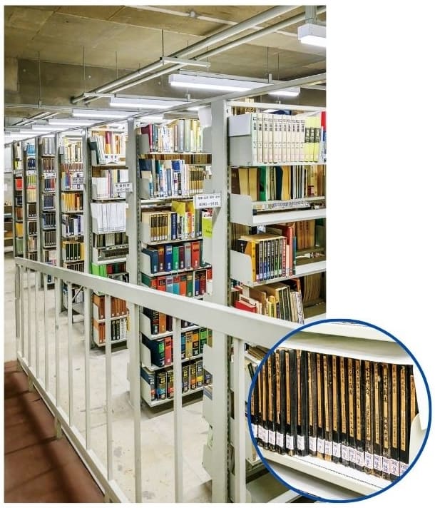 昭和初期に使われた小学校の教科書と、仏教に関する文献を手書きで書き写した江戸期の写本